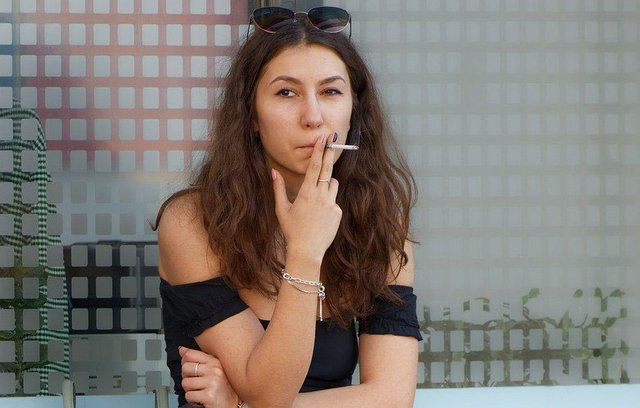 Das Bild der rauchenden Frau hat sich verändert.