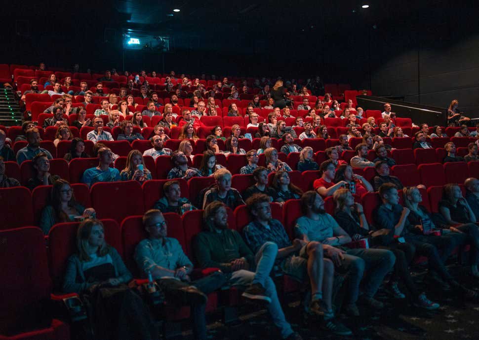 Kino und Theater helfen gegen Altersdepression