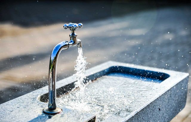 Ohne Wasser überlebt der Mensch nicht lange.