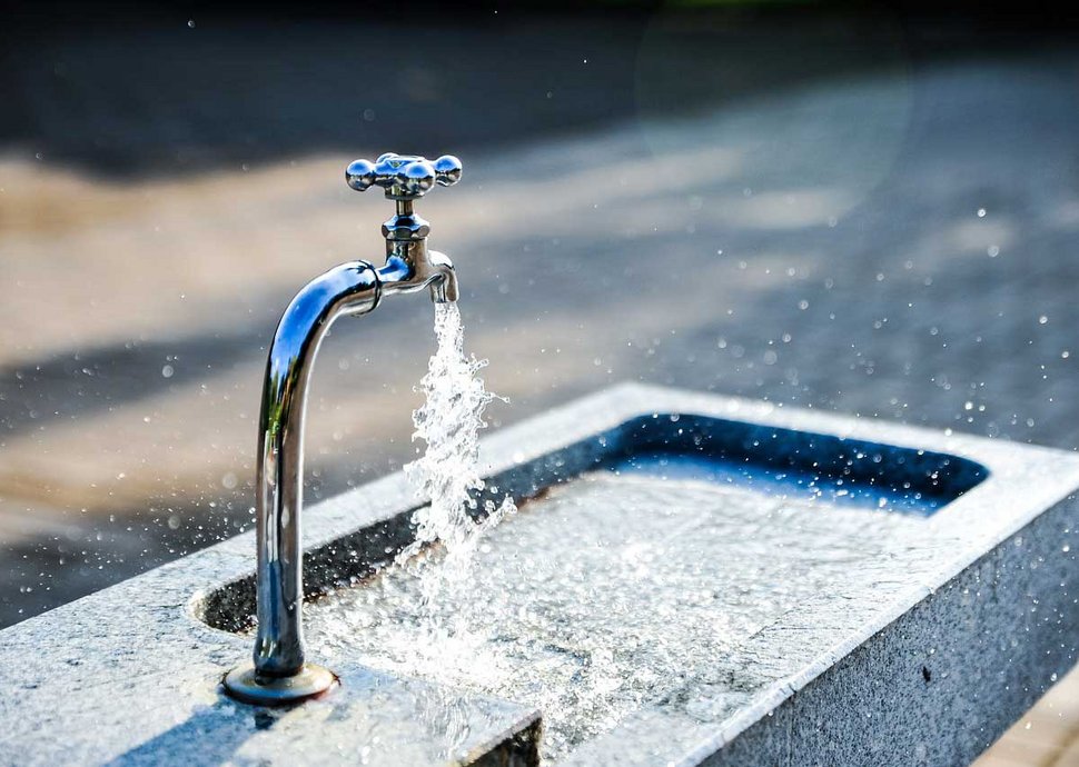 Ohne Wasser überlebt der Mensch nicht lange.