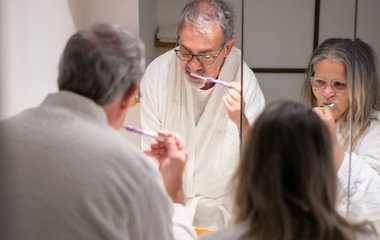 Eine schonende Reinigung beginnt mit ruhigen, kontrollierten Bewegungen.