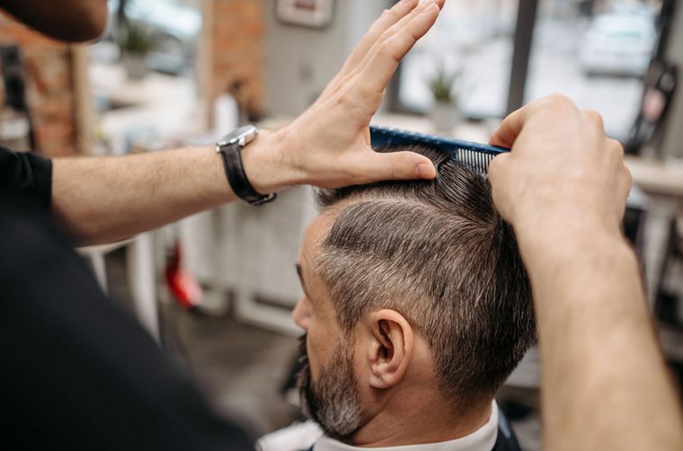 Haare sind auch ein Spiegel von Schlaf, Stress und Nährstoffen.
