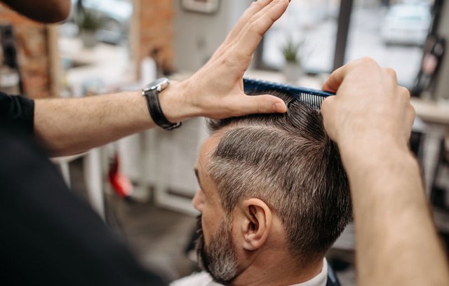 Haare sind auch ein Spiegel von Schlaf, Stress und Nährstoffen.