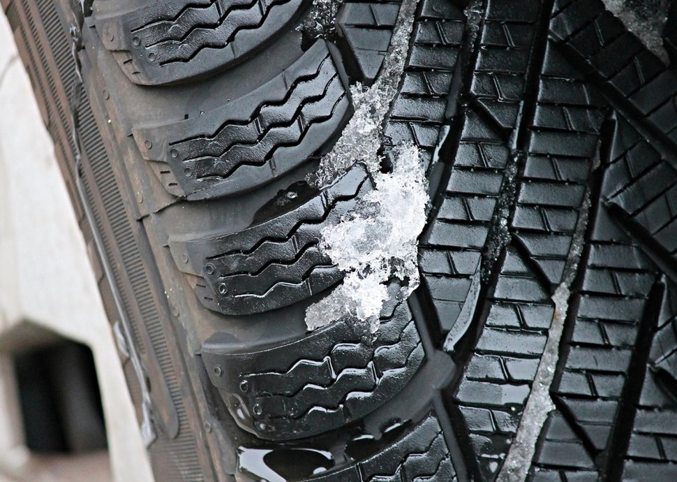 Winterreifen reduzieren die Unfallgefahr deutlich. Winterreifen reduzieren die Unfallgefahr deutlich.