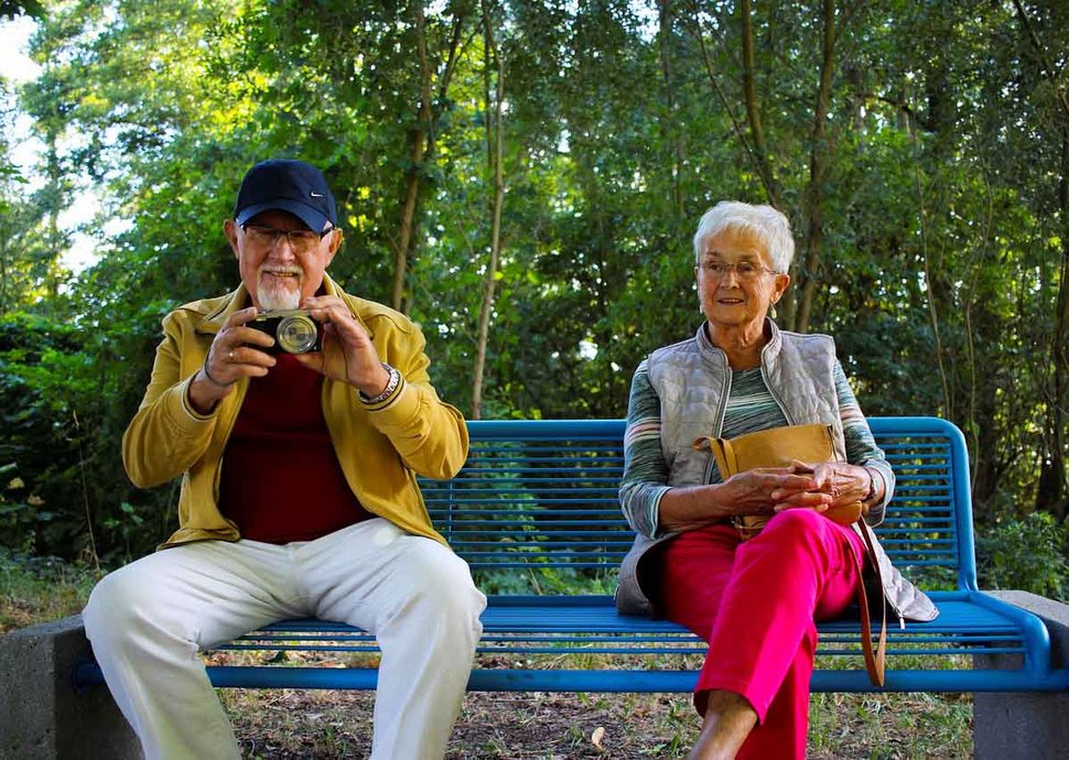 Viele Rentner ergreifen neue Hobbys wie zum Beispiel die Fotografie.