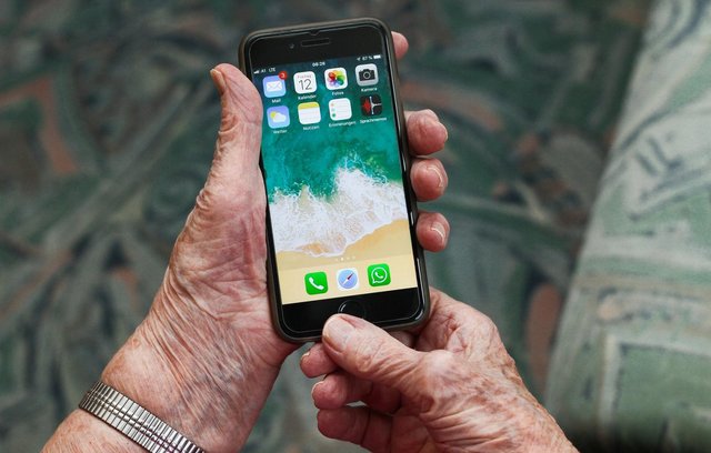 Immer mehr Seniorinnen und Senioren besitzen ein Smartphone. Das kann mehr als nur Nachrichten verschicken und das Stöbern im Internet ermöglichen.