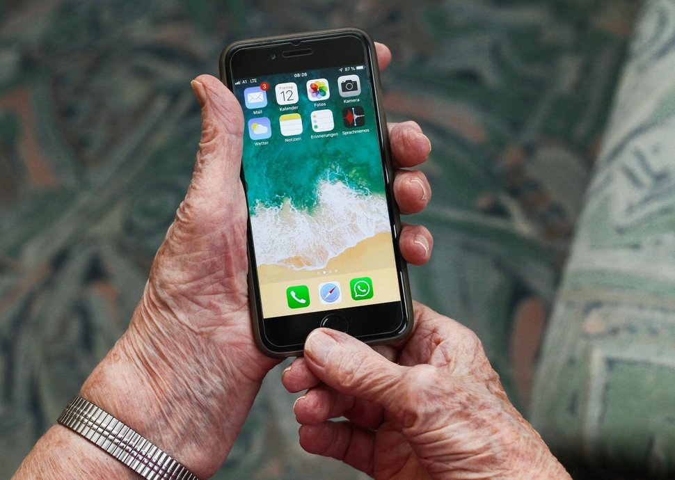 Immer mehr Seniorinnen und Senioren besitzen ein Smartphone. Das kann mehr als nur Nachrichten verschicken und das Stöbern im Internet ermöglichen.