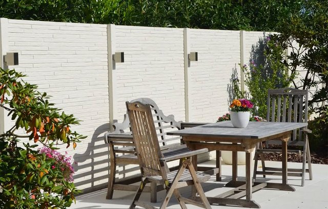 Moderne Betonzäune mindern Geräusch von aussen.