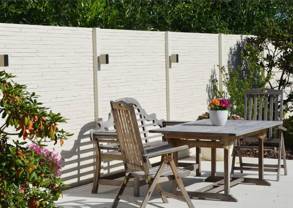 Moderne Betonzäune mindern Geräusch von aussen.