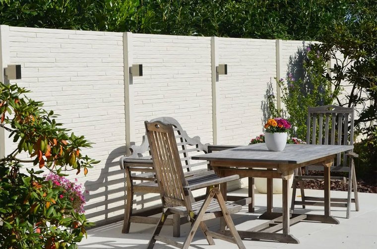 Moderne Betonzäune mindern Geräusch von aussen.