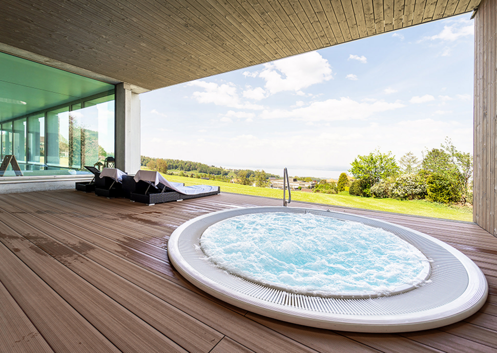 Vom Aussen-Whirlpool aus geniesst man die traumhafte Seesicht