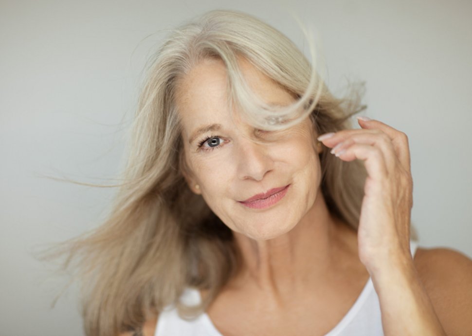 Deshalb werden die Haare im Alter immer dünner