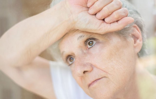 Die Symptome der Menopause können stark belasten.
