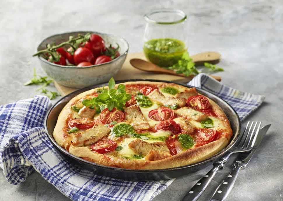 Pan-Pizza mit Putenstreifen und Büffelmozzarella Pan-Pizza mit Putenstreifen und Büffelmozzarella