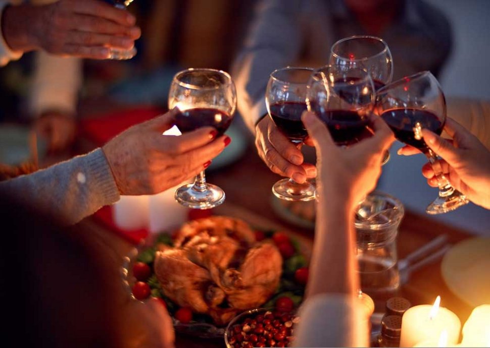 Rotwein eignet sich gut als Begleitung für viele Festtagesgerichte. Rotwein eignet sich gut als Begleitung für viele Festtagesgerichte.
