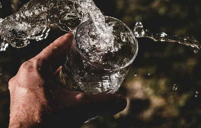 Trinken Sie nach dem aufstehen viel Wasser