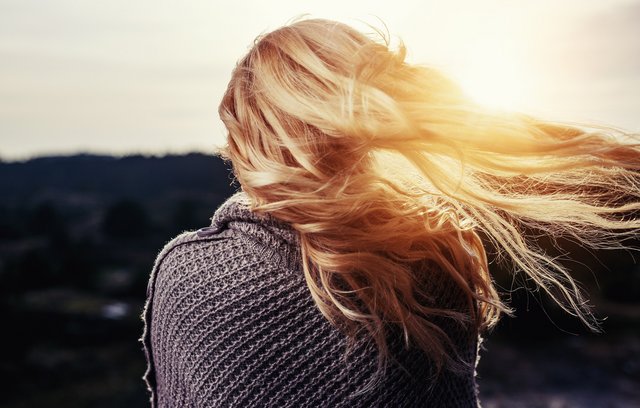 Sie sollten ihre Haare im Frühling so oft wie möglich Lufttrocknen lassen. 