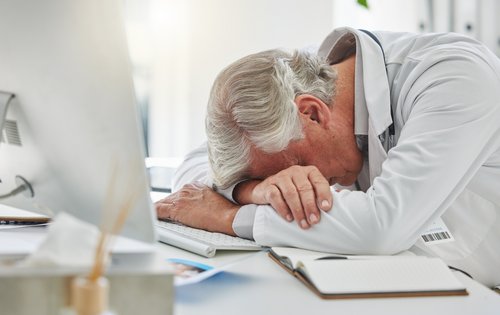 Dauererschöpft trotz Schlaf: Was dahintersteckt