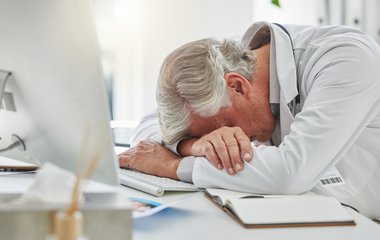 Dauererschöpft trotz Schlaf: Was dahintersteckt