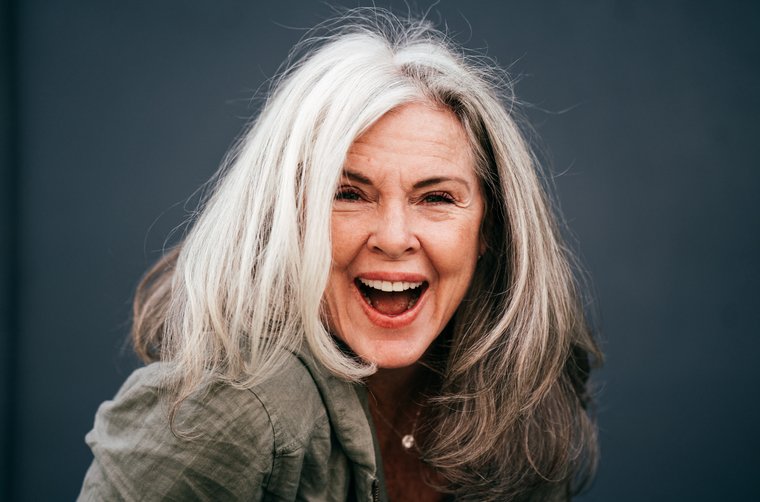 Graue Haare mit Stil – Mut zur Natürlichkeit