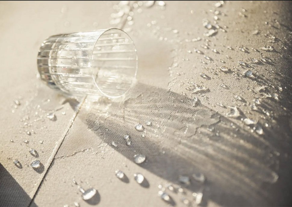 Sunbrella Stoffe vereinen Wetterbeständigkeit, angenehmer Haptik und einfacher Pflege. 