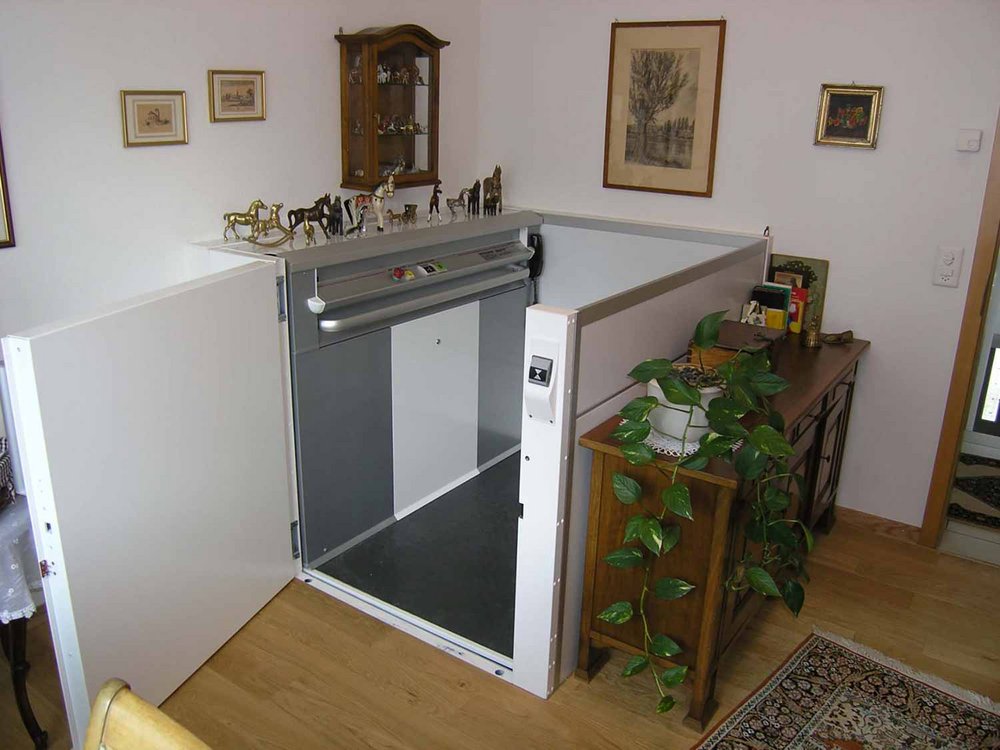 Ein Homelift ohne Dachaufbau im OG im Innenbereich Ein Homelift ohne Dachaufbau im OG im Innenbereich