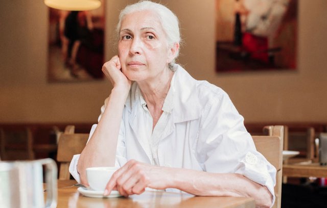 Allein essen heißt meist auch, seltener zu essen.