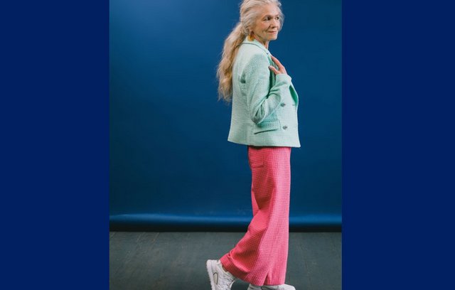 Man kleidet seine Füße in Sneaker.