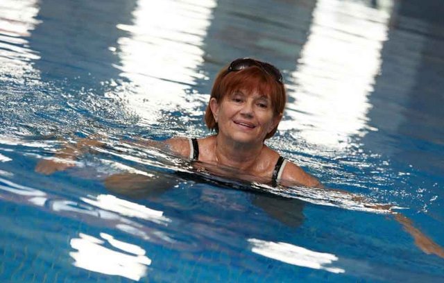 Schwimmen verlangsamt das Altern um 10 Jahre