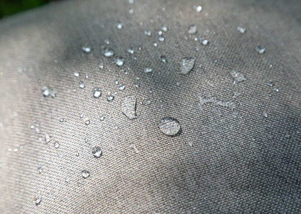 Sunbrella Stoffe vereinen Wetterbeständigkeit, angenehmer Haptik und einfacher Pflege. 