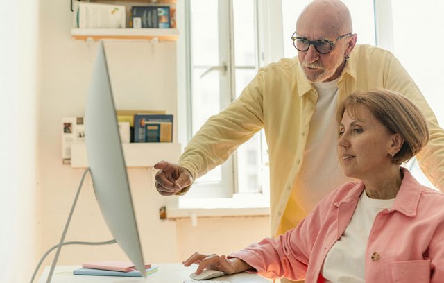 Senioren stellen Dokumente zusammen. 