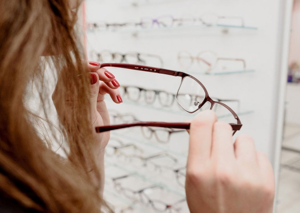 Gleitsichtbrillen bringen die Möglichkeit mit sich, Alterssichtigkeit auszugleichen, ohne dass man ständig die Brille wechseln muss.