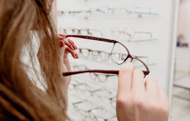 Gleitsichtbrillen bringen die Möglichkeit mit sich, Alterssichtigkeit auszugleichen, ohne dass man ständig die Brille wechseln muss.