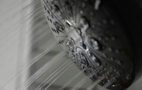 Legionellen vermehren sich besonders gut in warmen Wasser.