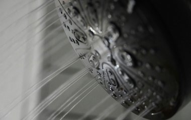 Legionellen vermehren sich besonders gut in warmen Wasser.