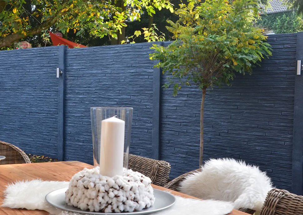 Moderne Betonzäune mindern Geräusch von aussen.