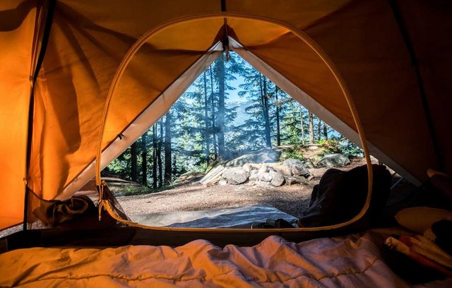 Ein Campingurlaub eignet sich hervorragend, um auszuspannen und der Schnelllebigkeit der modernen Welt für einen Augenblick zu entfliehen.