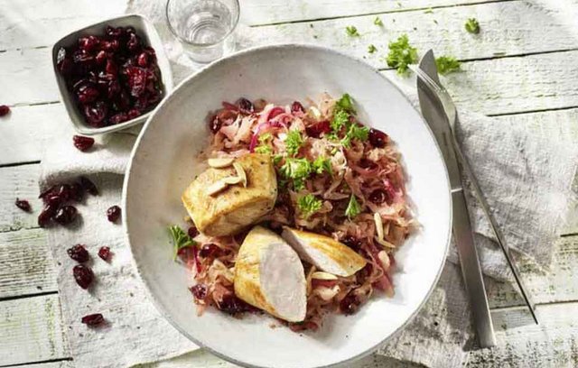 Pouletbrustmedaillons auf Sauerkraut mit Cranberries