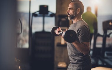 Muskelaufbau ab 50: Wie Sie Ihren Körper gezielt formen