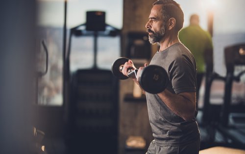 Muskelaufbau ab 50: Wie Sie Ihren Körper gezielt formen