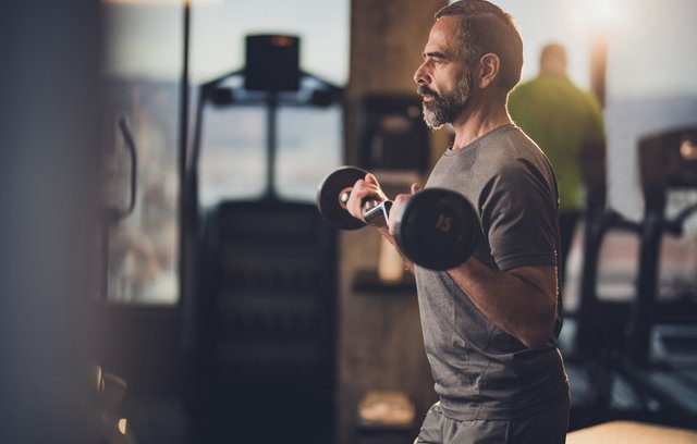 Muskelaufbau ab 50: Wie Sie Ihren Körper gezielt formen