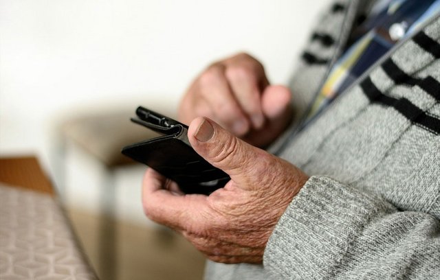Auch Senioren profitieren vom Handy.
