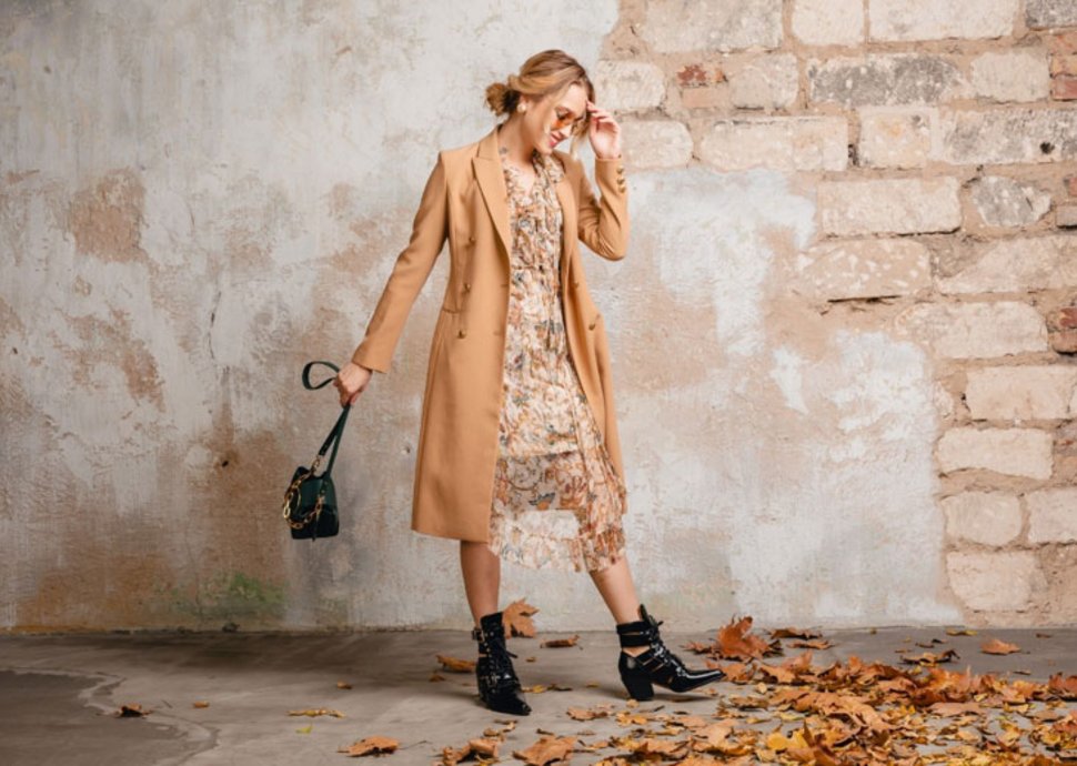 Feminines Sommerkleid mit markanten Stiefeln als Stilbruch.