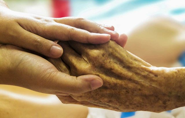 Mit zunehmendem Alter benötigen Senioren Hilfe.