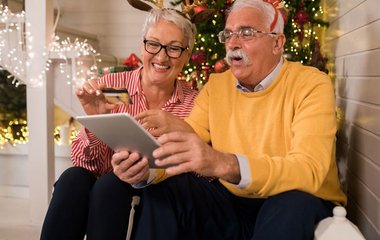 Digitales Einkaufen ist auch für Seniorinnen einfach.