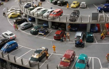 Es gibt Möglichkeiten beim Parkieren am Flughafen Geld zu sparen. Es gibt Möglichkeiten beim Parkieren am Flughafen Geld zu sparen.