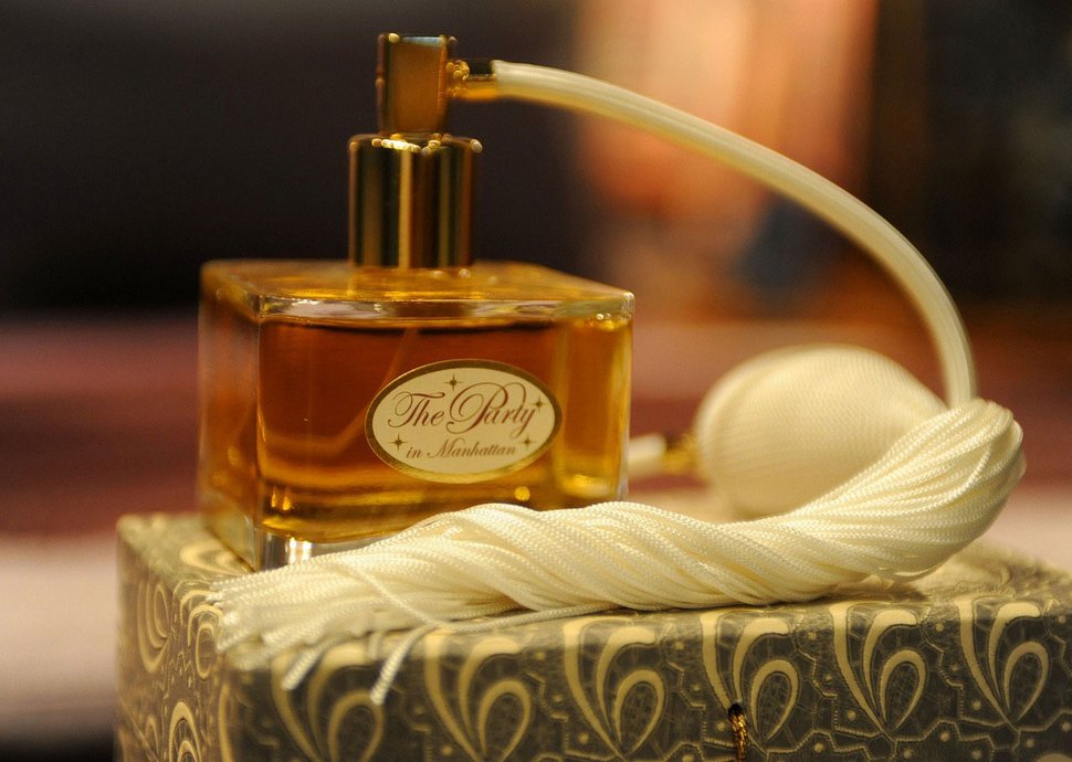 Die Auswahl des richtigen Parfums kann überwältigend sein. Die Auswahl des richtigen Parfums kann überwältigend sein.