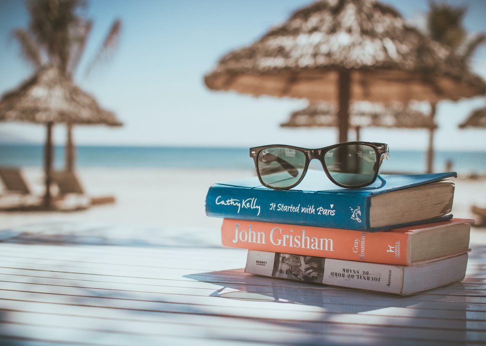 Am Strand mit einem guten Buch die Seele baumeln lassen. Am Strand mit einem guten Buch die Seele baumeln lassen.