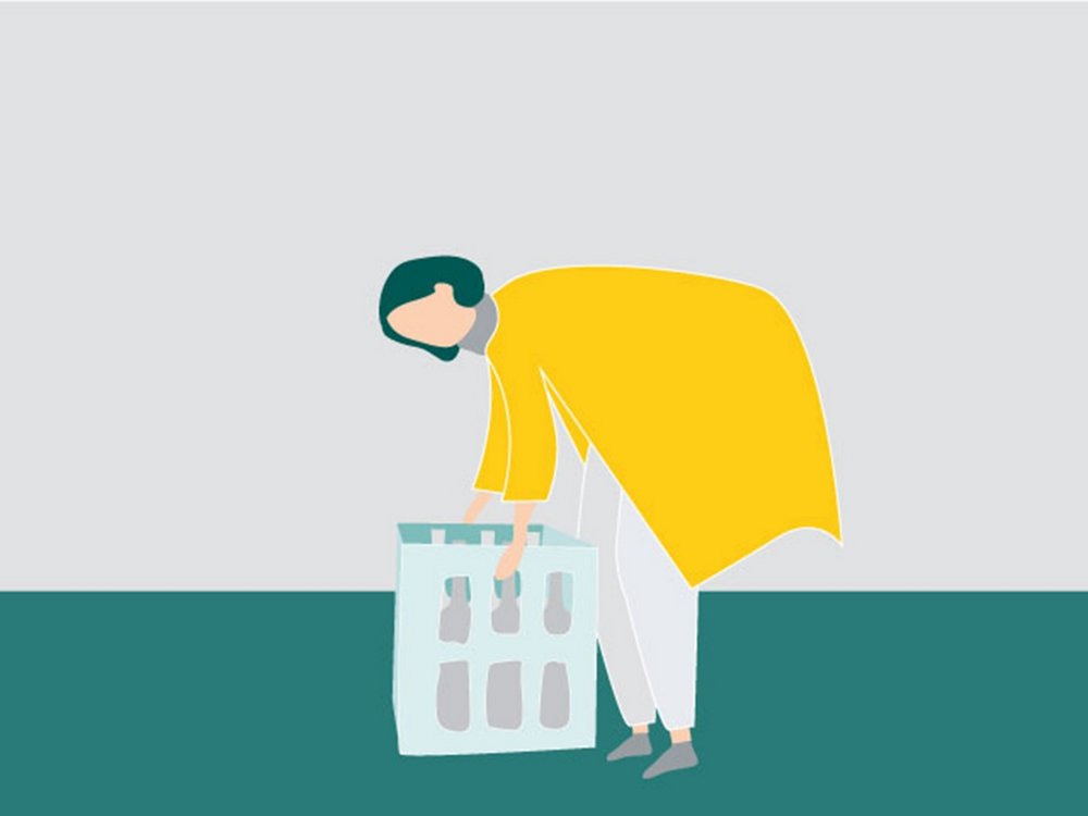 Frau hebt die Kiste falsch hoch