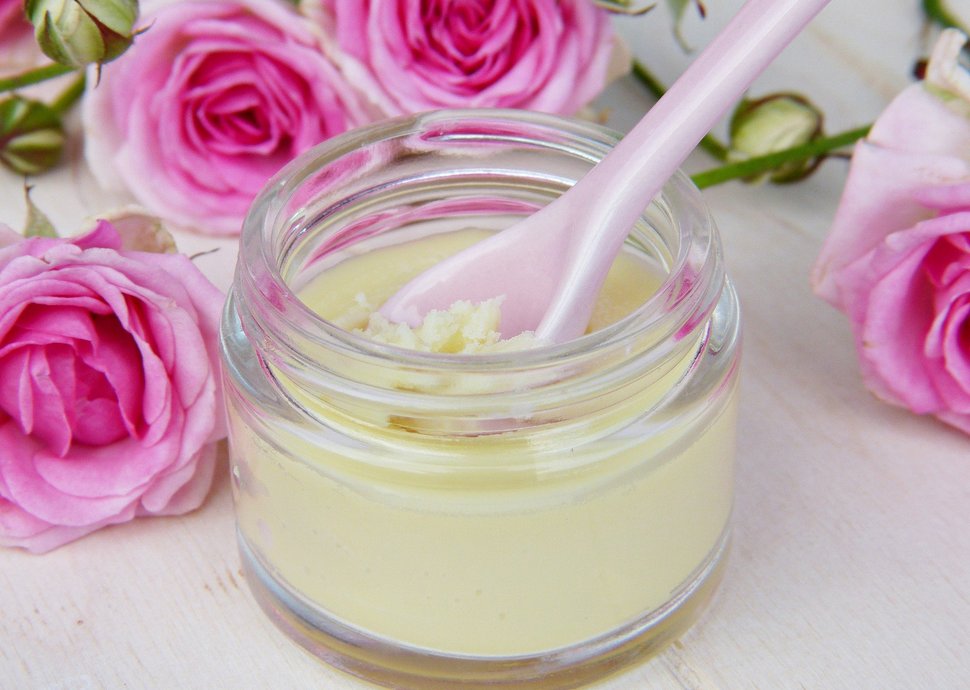 Die Kosmetikbranche forscht regelmäßig an neuen Formeln, die ein vitales und jugendliches Hautbild versprechen. 
